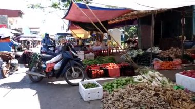 6 Ekim 2024. Vietnam 'da geleneksel pazar. Bu, Chi Linh şehri Hai Duong 'da tarım ürünleri ve yiyecek satan bir pazar.. 