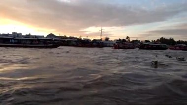 Nehirde tekne gezisi. Yüzen pazarı ziyaret et