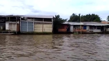 Nehirde tekne gezisi. Yüzen pazarı ziyaret et