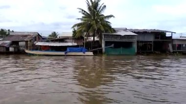 Nehirde tekne gezisi. Yüzen pazarı ziyaret et