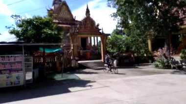 Nehirde tekne gezisi. Yüzen pazarı ziyaret et