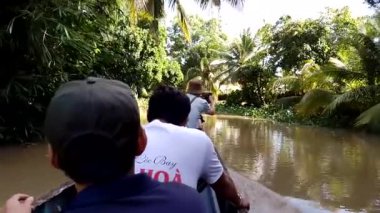 Nehirde tekne gezisi. Yüzen pazarı ziyaret et