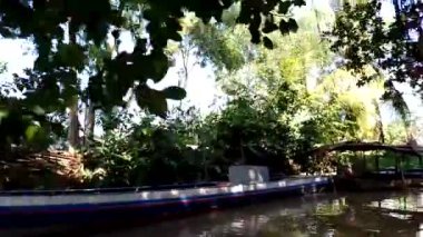 Nehirde tekne gezisi. Yüzen pazarı ziyaret et