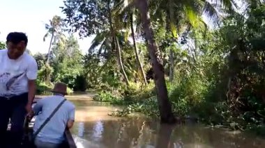 Nehirde tekne gezisi. Yüzen pazarı ziyaret et