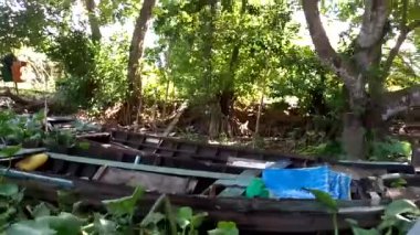 Nehirde tekne gezisi. Yüzen pazarı ziyaret et