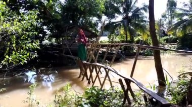 Nehirde tekne gezisi. Yüzen pazarı ziyaret et