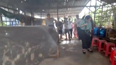 Nehirde tekne gezisi. Yüzen pazarı ziyaret et