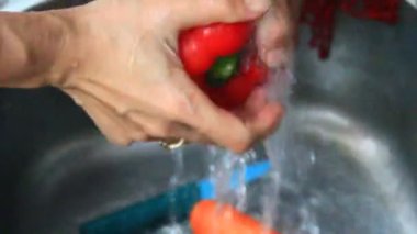 Et ve sebzelerden yemek hazırla.