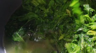 Pirinç ve çorba içen adam.