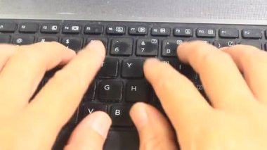 tipik bilgisayar klavye üzerinde parmak