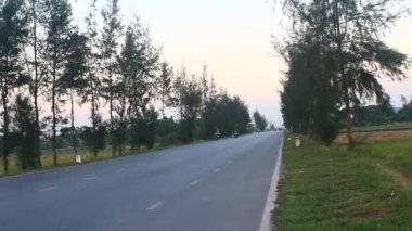 Trafiğe katılan motosikletli ve arabalı sokak sahneleri