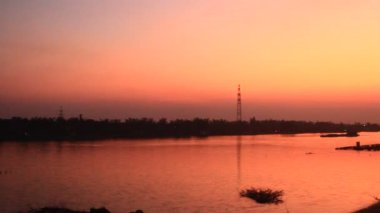 Nehirde sihirli gün batımı