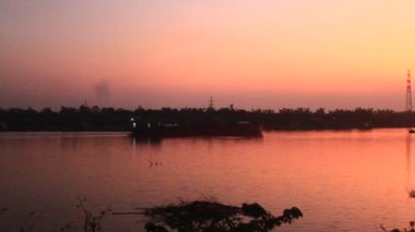 Nehirde sihirli gün batımı