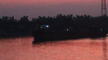 Nehirde sihirli gün batımı