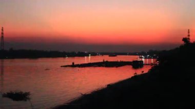 Nehirde sihirli gün batımı