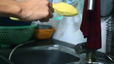 Soyulmuş tatlı patatesler.