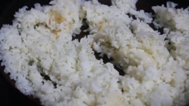 Yumurtalı kızarmış pirinç.