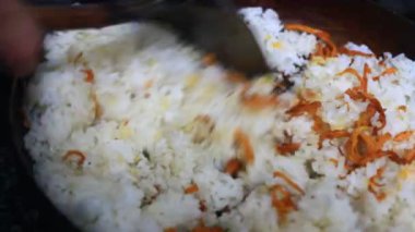 Yumurtalı kızarmış pirinç.