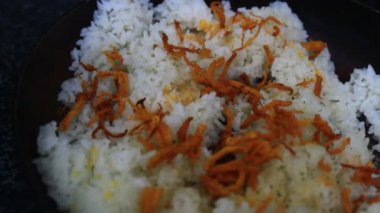Yumurtalı kızarmış pirinç.