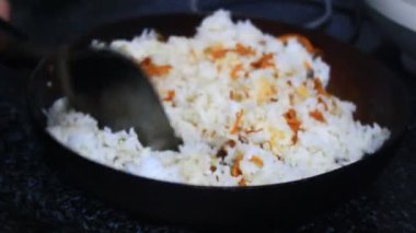 Yumurtalı kızarmış pirinç.