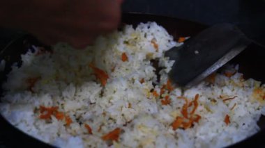 Yumurtalı kızarmış pirinç.