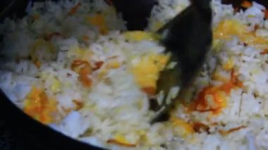 Yumurtalı kızarmış pirinç.
