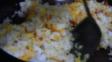 Yumurtalı kızarmış pirinç.