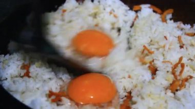 Yumurtalı kızarmış pirinç.