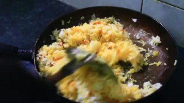 Yumurtalı kızarmış pirinç.