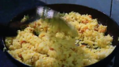 Yumurtalı kızarmış pirinç.