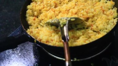 Yumurtalı kızarmış pirinç.