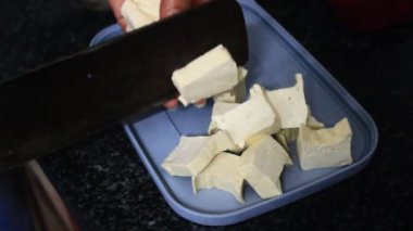 Akşam yemeği için tofu ve jambon kes.