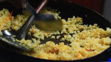 Yumurtalı kızarmış pirinç.