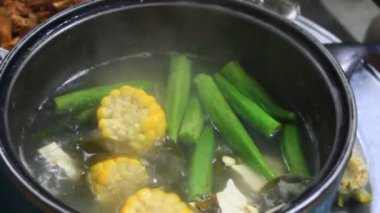 Yemekte Asya yemeği var.