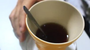 Ofiste çay içiyorum.