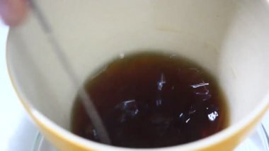 Ofiste çay içiyorum.