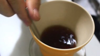 Ofiste çay içiyorum.