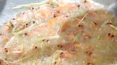 Yağda karides pişir.