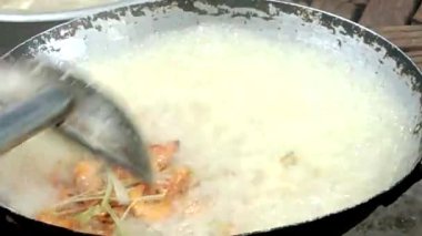 Yağda karides pişir.