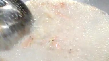 Yağda karides pişir.