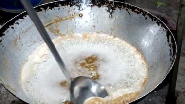 Yağda karides pişir.