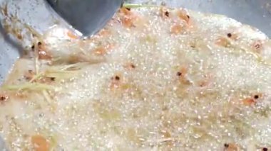 Yağda karides pişir.