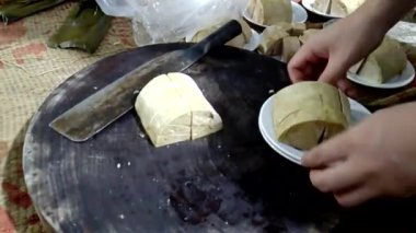 Asya jambonu doğramak ve tabağa koymak