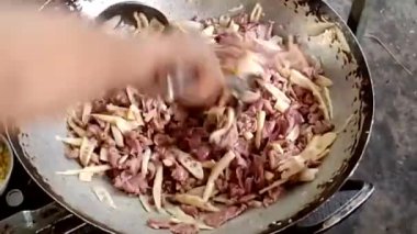Kızarmış dana eti ve bambu filizleri