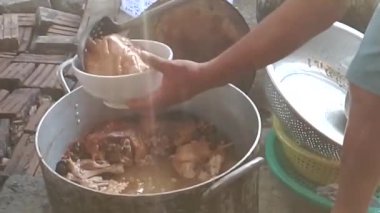 Mısır gevreğiyle pişirilmiş domuz budu.