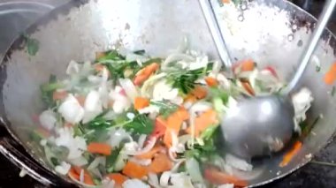 Sebzeli kızarmış kalamar.