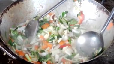 Sebzeli kızarmış kalamar.