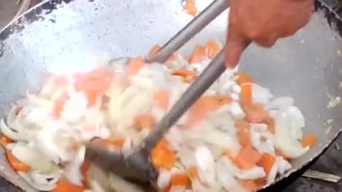 Sebzeli kızarmış kalamar.