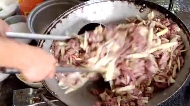 Kızarmış dana eti ve bambu filizleri