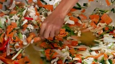 Sebzeli kızarmış kalamar.